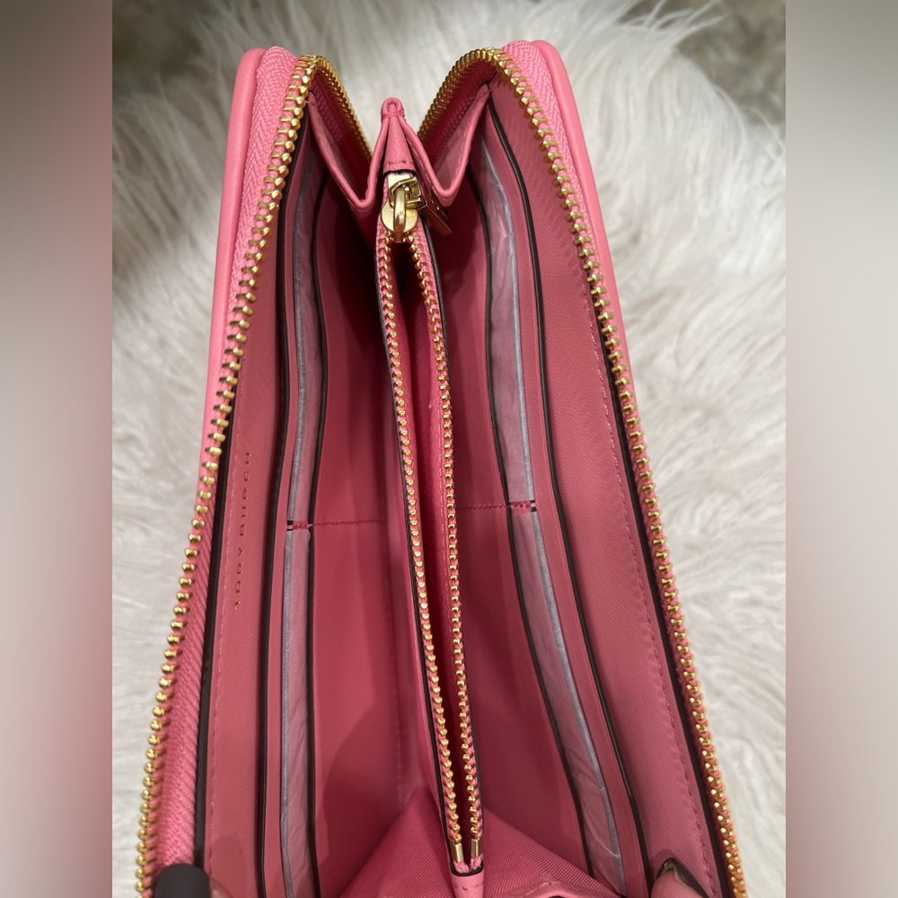 ✨SOLD✨ Tory Burch Kira Chevron zip continental wallet - Picture 4 of 13